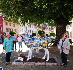 Die Künstlerinnen mit dem neu gestalteten Hirsch