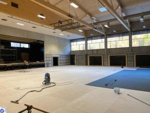 Bild zeigt die Halle und den Sportboden, welcher momentan verlegt wird.