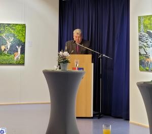 Bürgermeister Peter Schelshorn spricht an der Vernissage